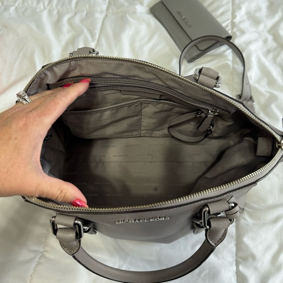 Michael Kors Ciara bag with matching wallet, gray - Picture 2 of 3
